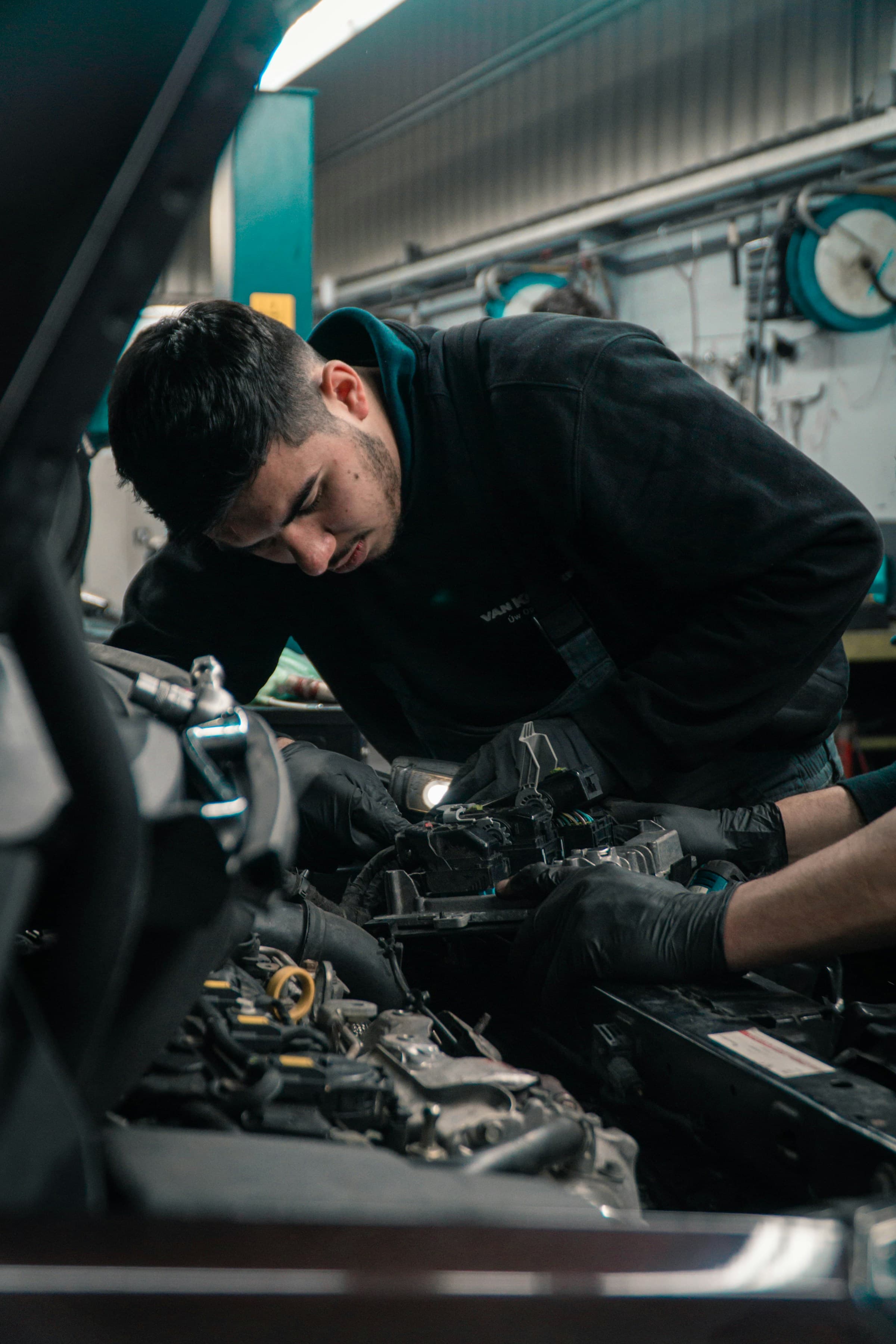 Mechaniker bei der Durchsicht von Servicedaten